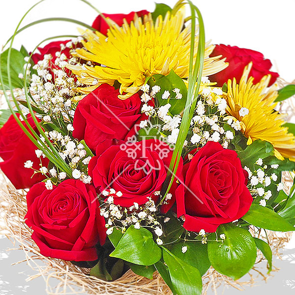 Яркое впечатление - букет из роз и хризантем